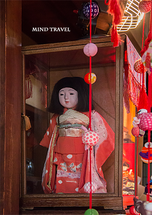 大和な雛祭　源九朗稲荷神社　ケースに入った市松人形　