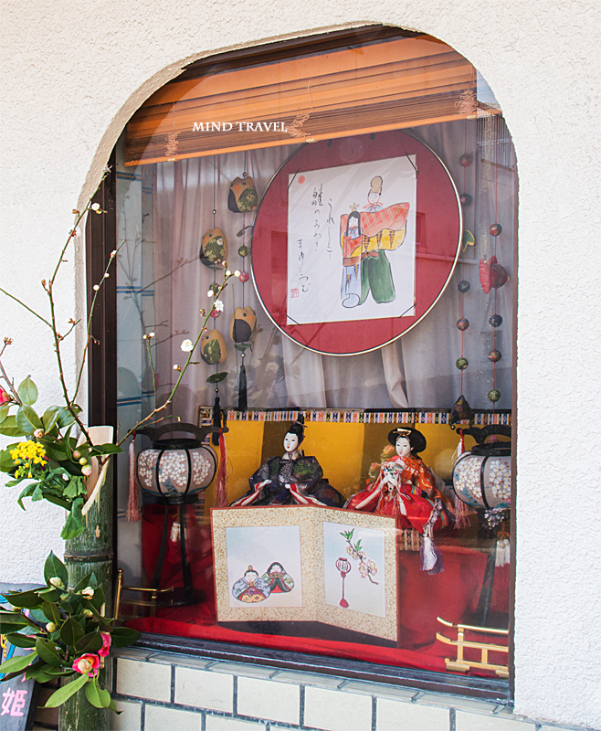 加茂船屋の雛祭　ショーウィンドウに飾られた雛人形