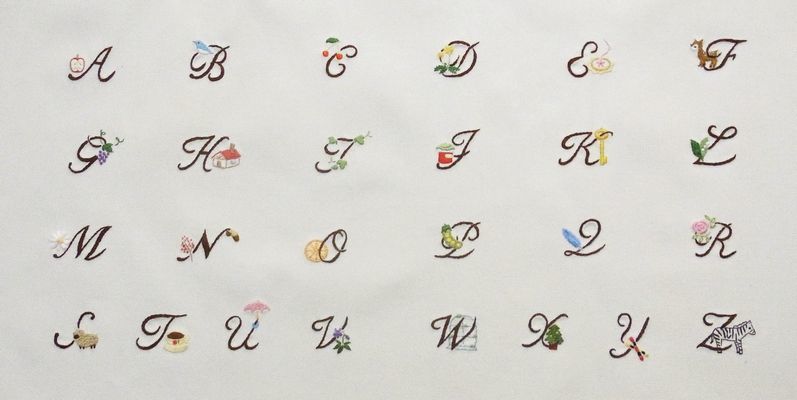 ダウンロード アルファベット 刺繍 イニシャル 図案 無料の折り紙画像