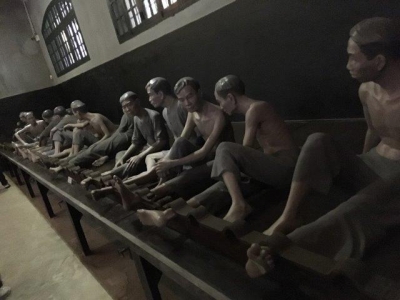 囚人たちはベッド（？）に固定された足枷をはめられていました。