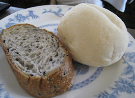 ハンバーグのセットのパン