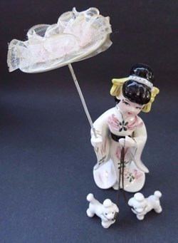 傘持ち人形」の瀬戸ノベルティ＆アメリカのディズニーランドで売られ