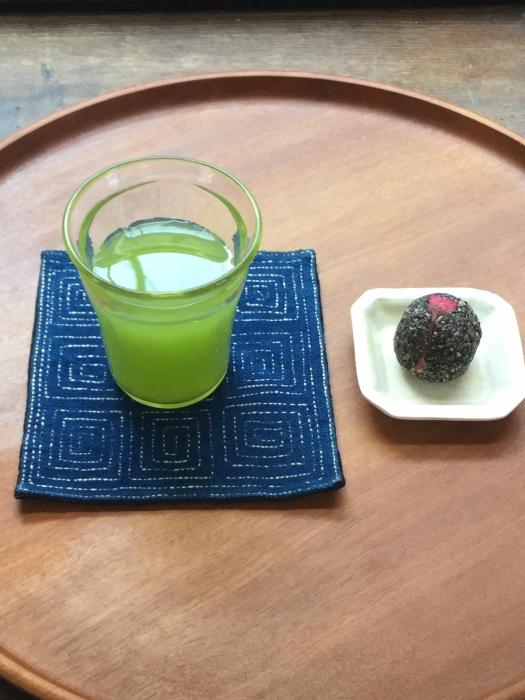 アカマツ葉緑汁と桜黒ボウル